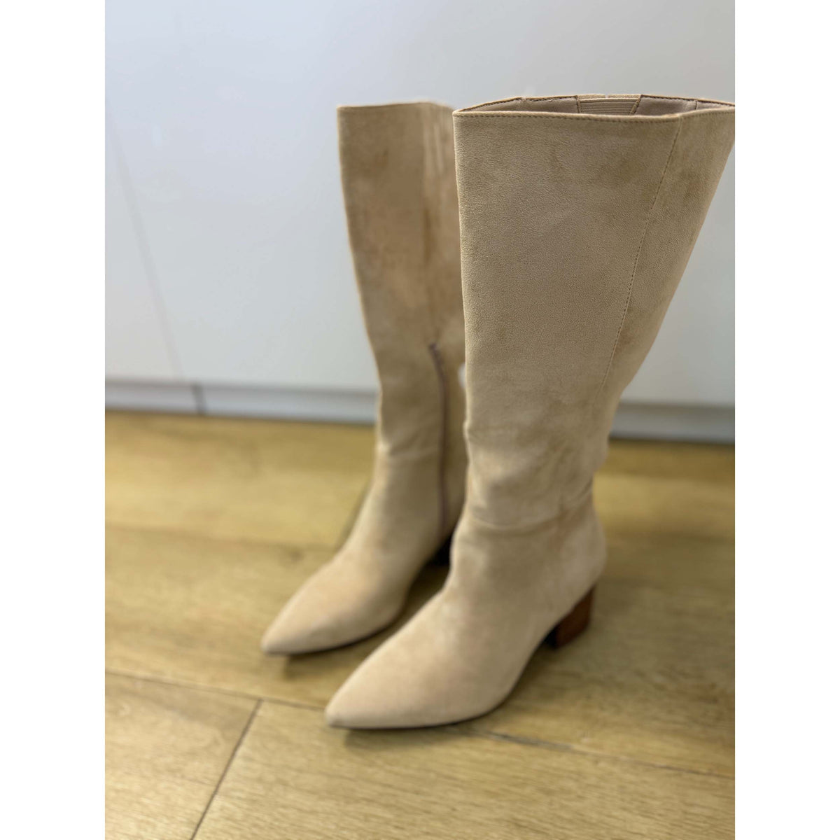 Matisse - Fern, Suede Boot w Heel - Natural..